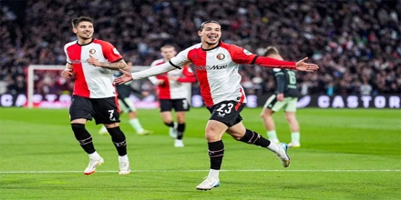 Champions League me Van Persie ball.jpg