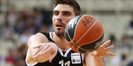 Ο αρχηγός και η άμυνα των Ισπανών